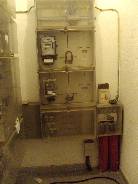acceso al cuarto de contadores eléctricos